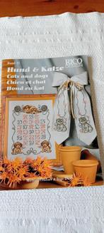 boekje met borduurmotieven van de hond en de kat, Hobby en Vrije tijd, Borduren en Borduurmachines, Ophalen of Verzenden, Zo goed als nieuw