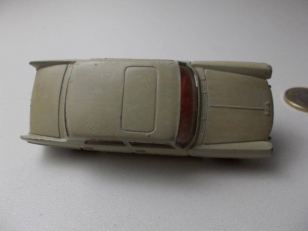 1967 Dinky Toys 553 PEUGEOT 404 (Repainted.) -B-., Hobby en Vrije tijd, Modelauto's | 1:43, Ophalen of Verzenden, Gebruikt, Auto