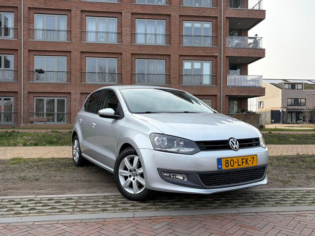 Volkswagen Polo 1.2 TSI 77KW 5Drs | Carplay | Trekhaak | NAP, Voorwielaandrijving, 40 €/maand, 1200 kg, Handgeschakeld