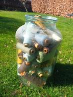 Antieke glazen pot gevuld met oude klossen garen, Ophalen