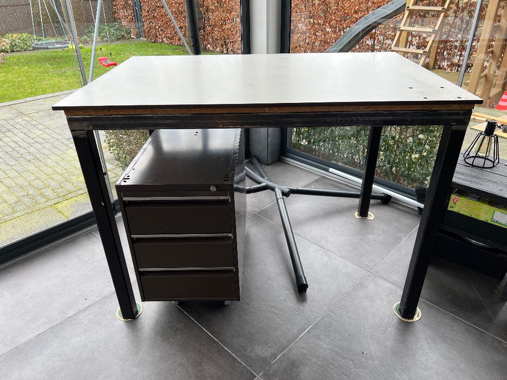 Werkbank met stalen onderstel (zware uitvoering), Ophalen, Zo goed als nieuw, 120 tot 170 cm, Bankschroef