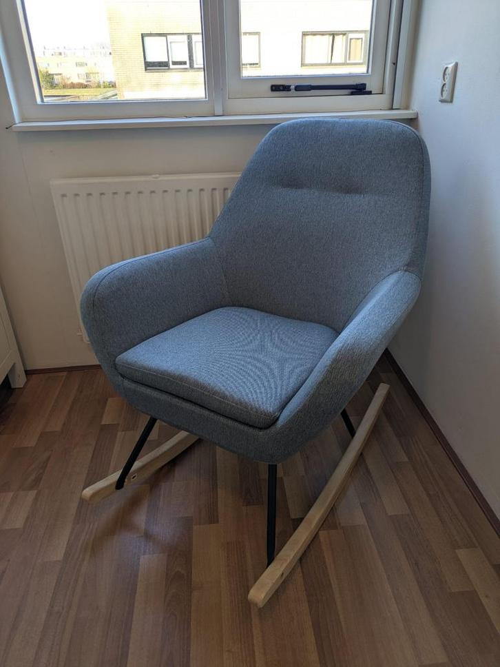 Lichtblauwe schommelstoel, Huis en Inrichting, Fauteuils, Zo goed als nieuw, Hout, Stof, 50 tot 75 cm, 75 tot 100 cm, Ophalen