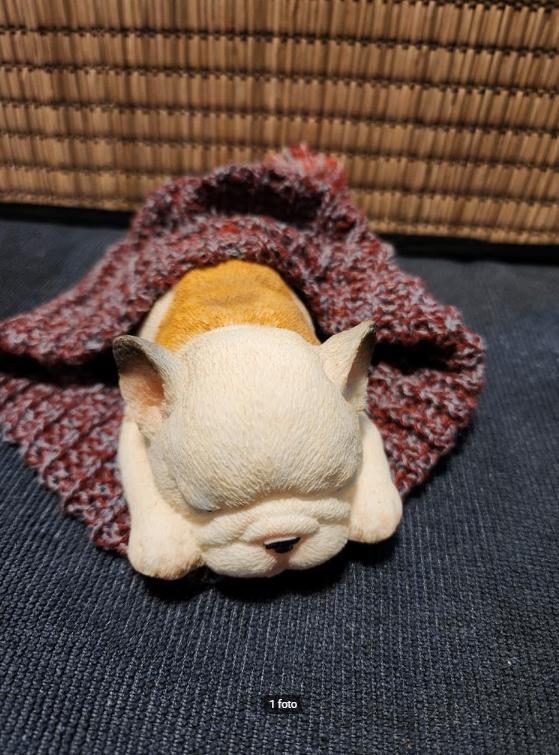 Bulldog hond in muts decoratief beeldje, Ophalen of Verzenden, Nieuw, Dier