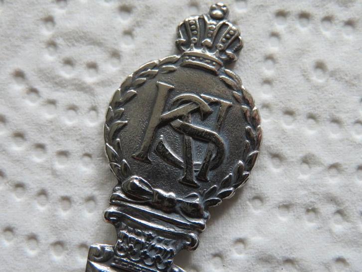 Verz. Militaria Lepeltje Embleem Kaderschool Infanterie KSI, Verzamelen, Porselein, Kristal en Bestek, Zo goed als nieuw, Bestek