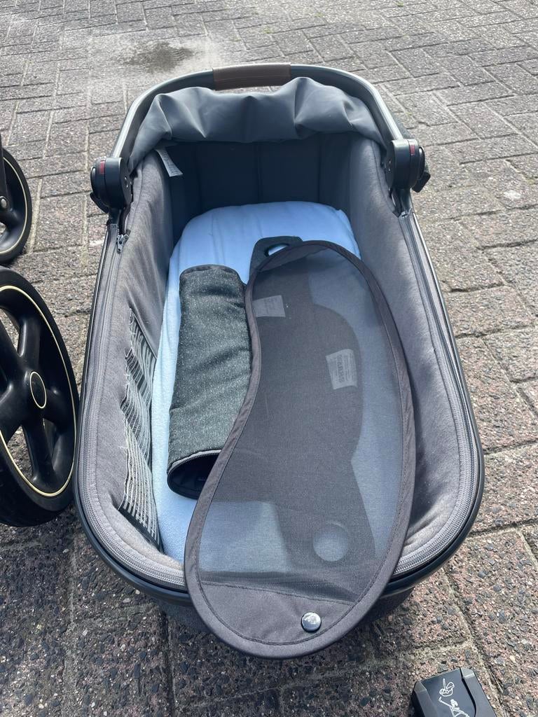 Maxi-Cosi Oria Babywanne, groß, bequem und federleichter Kinderwagenaufsatz, geeignet für Maxi-Cosi-Kinderwagen/Buggys, nutzbar ab der Geburt - 6 Monate, (ca. 0-9 kg), essential red