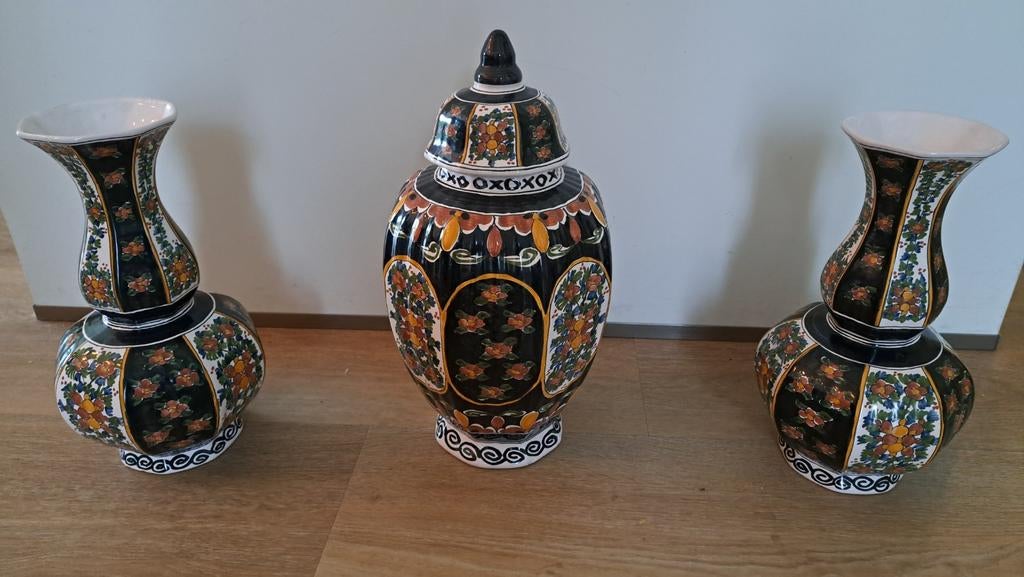 Kaststel Koninklijke Tichelaar Makkum: Drie Polychrome Vazen, Ophalen