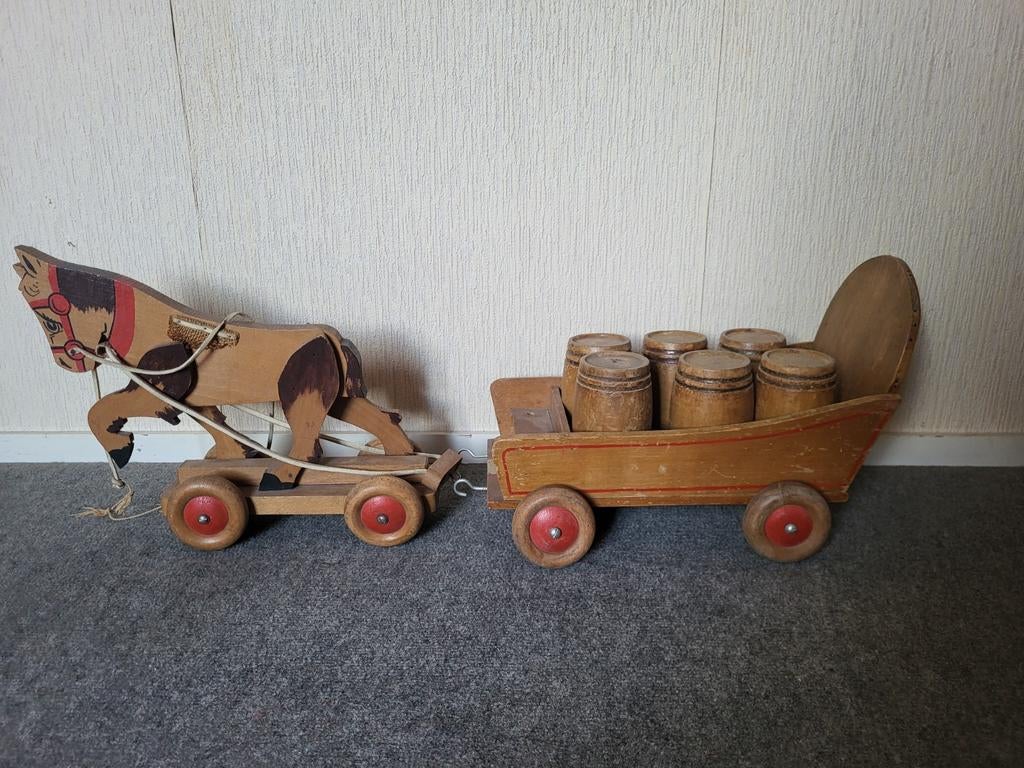 Houten trekpaard met kar en tonnen, Ophalen