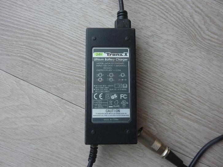 Acculader TranzX 24V 4 pins, Fietsen en Brommers, Fietsaccessoires | Fietsaccu's, Gebruikt, Ophalen of Verzenden
