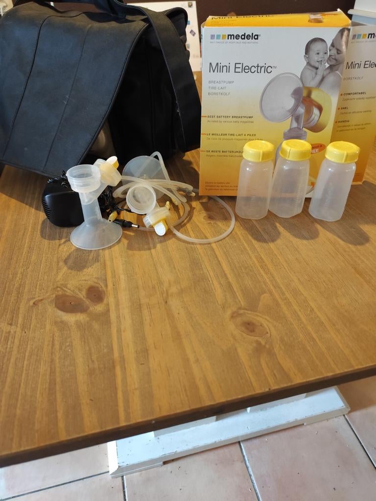 Medela Pump In Style + Mini Electric borstkolf met extra's, Ophalen of Verzenden, Gebruikt