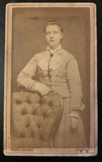 Cdv dame bij stoel (gebr. Delboy, den Haag), Verzamelen, Gebruikt, Foto, Ophalen of Verzenden, Voor 1940