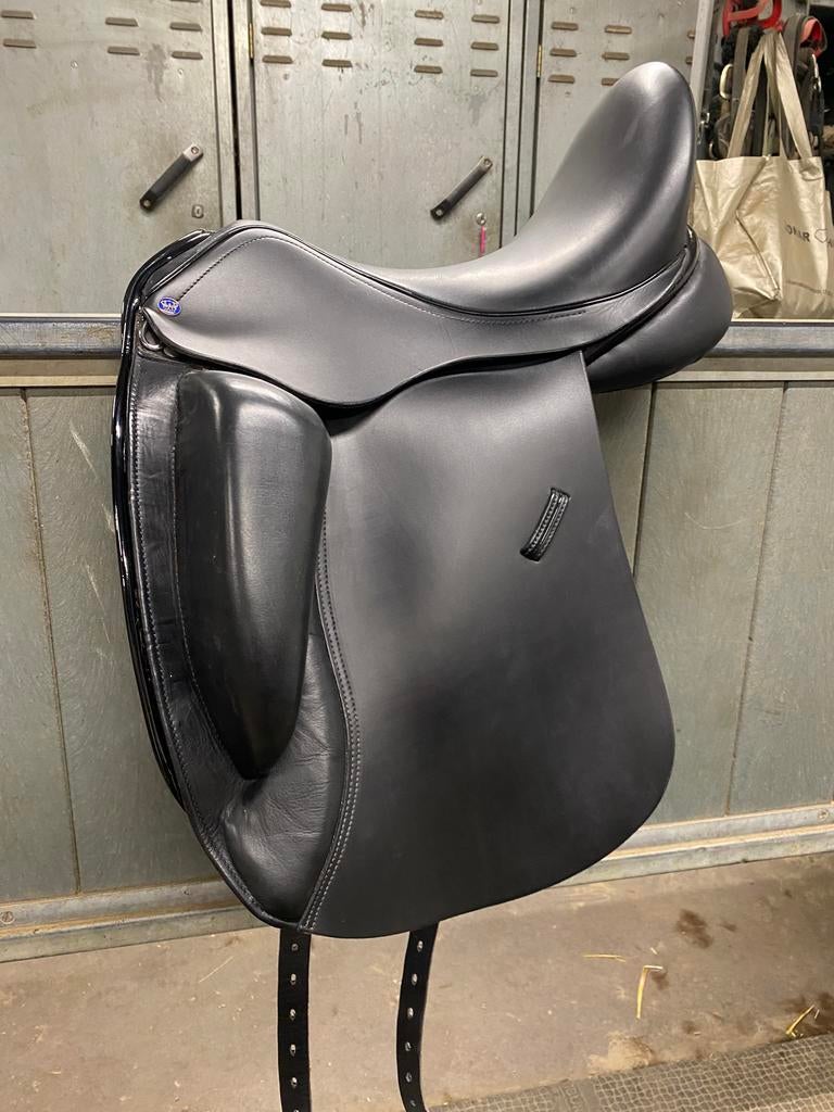 KM Custom 17,5 inch nieuw, Dieren en Toebehoren, Paarden en Pony's | Zadels, Ophalen of Verzenden, Zo goed als nieuw, Dressuur