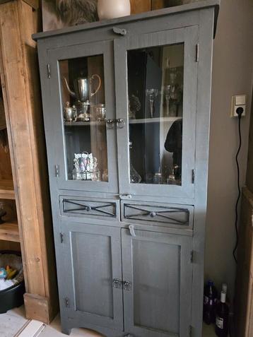 Kast beschikbaar voor biedingen