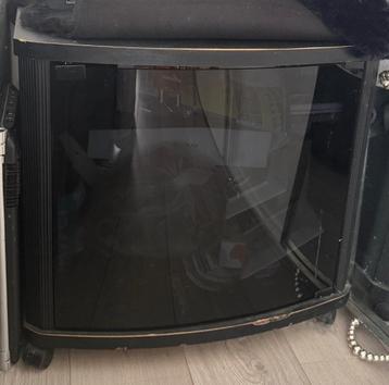 Zwarte kast op wielen met glazen deur  beschikbaar voor biedingen