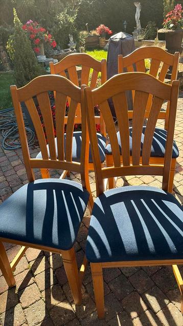 4 stevige eetkamer stoelen met blauwe stoffen zitting beschikbaar voor biedingen