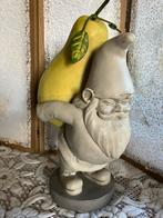 Geinige decoratie Kabouter met grote peer op rug, Huis en Inrichting, Woonaccessoires | Overige, Ophalen of Verzenden, Zo goed als nieuw