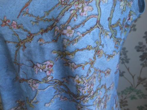 Top met de print van VINCENT van GOGH de appelbloesem., Kleding | Dames, Tops, Zo goed als nieuw, Maat 38/40 (M), Blauw, Ophalen of Verzenden