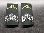 Korporaal 1  OLK  -  schouder rangen. KL., Ophalen of Verzenden, Landmacht, Nederland, Embleem of Badge