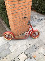 Oude rode step met houten plank, Ophalen