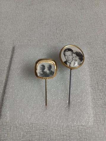 2 stuks speldjes van Claus en Beatrix. beschikbaar voor biedingen