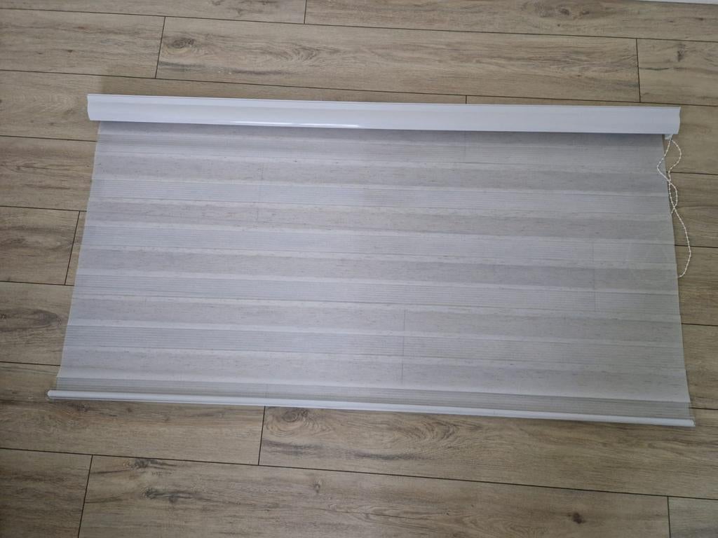 Witte rolgordijn Kwantum - Dag nacht, Huis en Inrichting, Stoffering | Gordijnen en Lamellen, Zo goed als nieuw, Minder dan 100 cm