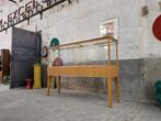 Grote Jaren 60 Museum Vitrine Kast Vintage Vitrinekast Zwart, Gebruikt, Ophalen of Verzenden, Glas, 200 cm of meer