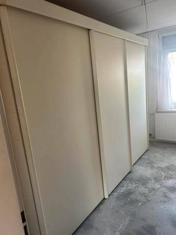 Mooie grote kledingkast