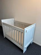 Bopita lichtgrijs steigerhout look ledikant incl matras, Ophalen, Zo goed als nieuw, Ledikant