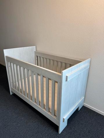 Bopita lichtgrijs steigerhout look ledikant incl matras  beschikbaar voor biedingen