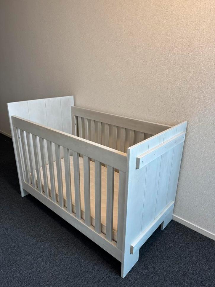 Bopita lichtgrijs steigerhout look ledikant incl matras, Kinderen en Baby's, Babywiegjes en Ledikanten, Zo goed als nieuw, Ledikant