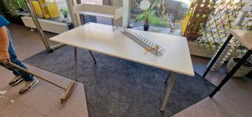 Bureau met kabelgoot