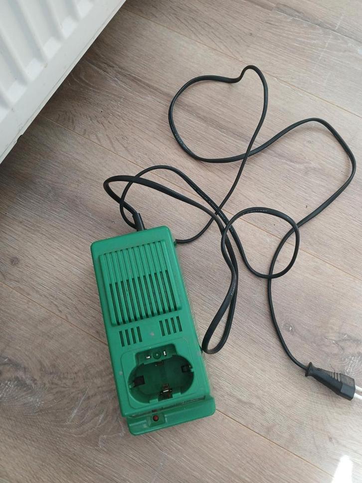 Acculader, Hitachi, 12 volt, Koopje, Doe-het-zelf en Verbouw, Gereedschap | Machine-onderdelen en Toebehoren, Gebruikt, Ophalen