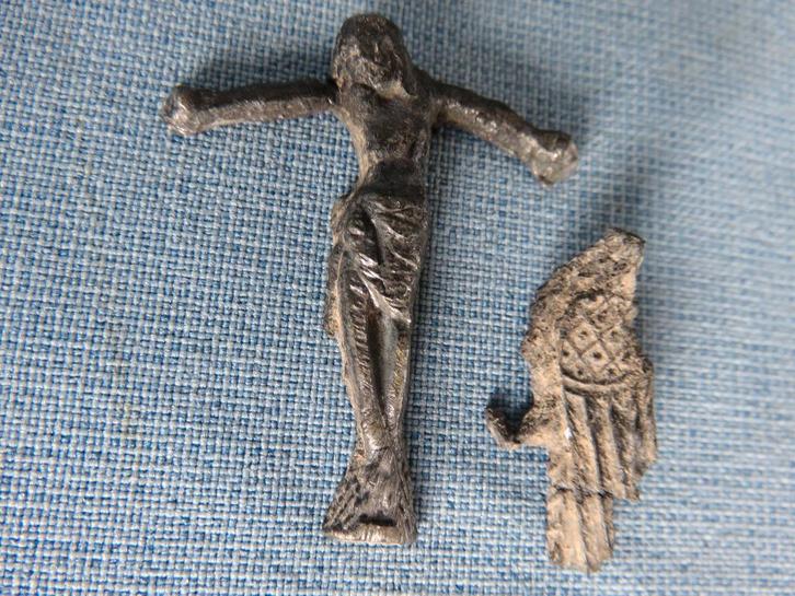 Middeleeuwen – Corpus en vogel - 15e eeuw - bodemvondsten, Antiek en Kunst, Antiek | Tin, Ophalen of Verzenden