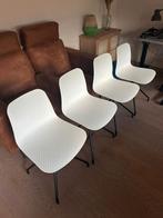 4 x kunstof witte stoelen met motief, Huis en Inrichting, Stoelen, Ophalen, Zo goed als nieuw, Wit