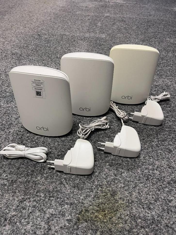 Orbi RBR 350 Router + 2 Orbi RBS 350 Satelieten, Computers en Software, Routers en Modems, Gebruikt, Router, Ophalen of Verzenden