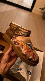 Palace x Uggs Ultra Mini Boot Chesnut US9/42, Ophalen, Nieuw, Boots