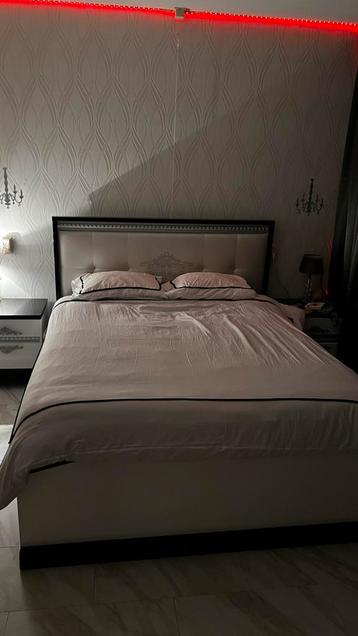 Tweepersoonsbed 160x200 + Nachtkastjes + Matras beschikbaar voor biedingen