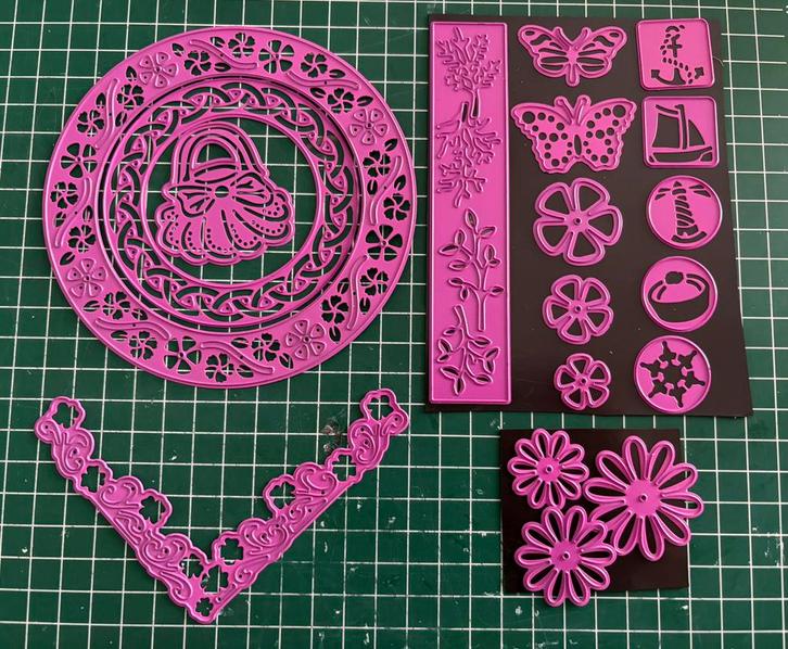 Stansmallen Set - Bloemen, Vlinders, Randen, Hobby en Vrije tijd, Kaarten | Zelf maken, Zo goed als nieuw, Pons of Mal, Ophalen of Verzenden