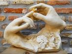Beeld 2 Handen met trouwring huwelijk trouw decoratie, Antiek en Kunst, Curiosa en Brocante, Ophalen of Verzenden