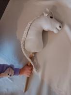 Mooie witte hobbyhorse met heel veel spulletjes., Ophalen of Verzenden, Zo goed als nieuw, Jongen of Meisje