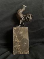 Haan op hoge natuurstenen sokkel. brons/bronzen, Antiek en Kunst, Ophalen of Verzenden