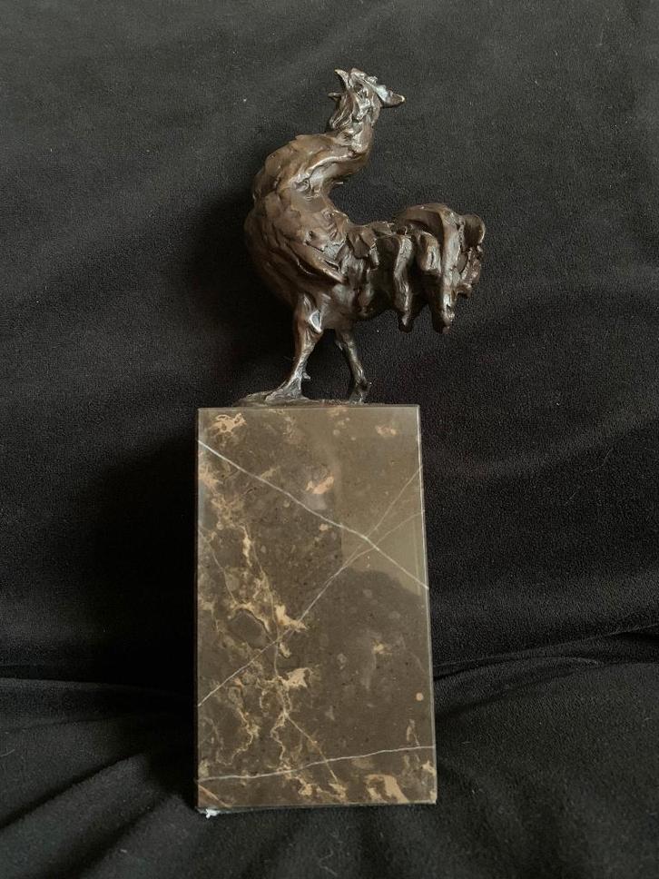 Haan op hoge natuurstenen sokkel. brons/bronzen, Antiek en Kunst, Kunst | Beelden en Houtsnijwerken, Ophalen of Verzenden