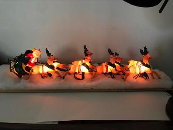 Verlichte rendieren met kerstman in slee beschikbaar voor biedingen