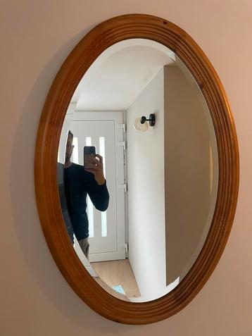 Mooie ovale spiegel beschikbaar voor biedingen