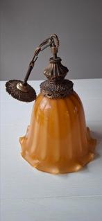 Hanglamp voor hal gang okergeel glazen kap koperen afwerking, Antiek en Kunst, Antiek | Lampen, Ophalen of Verzenden