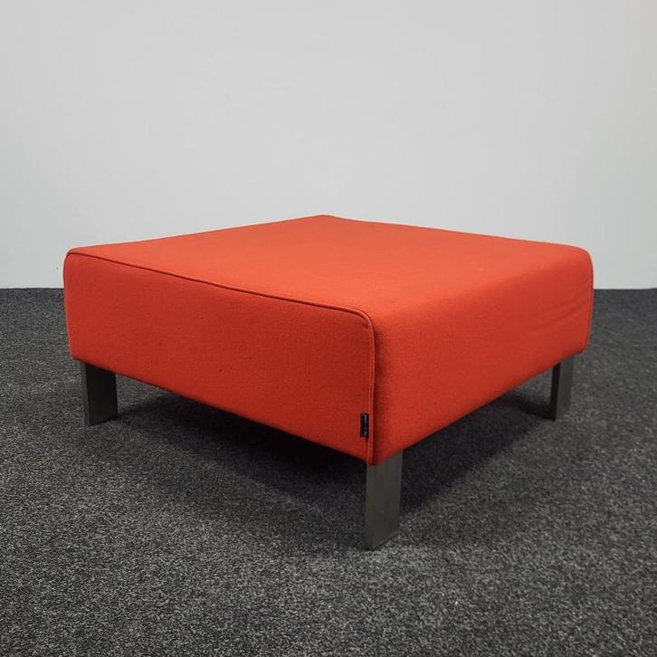 Lensvelt Hocker - Rood | OUTLET 25577, Huis en Inrichting, Banken | Voetenbanken en Poefen, Gebruikt, Rechthoekig, Stof, Ophalen