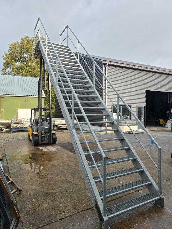 Stalen trap met bordes gegalv. Hoog 4,9 mtr. Nob158, Doe-het-zelf en Verbouw, Ladders en Trappen, Zo goed als nieuw, 2 tot 4 meter