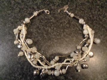 uit 4 snoeren met zilverkl en witte kralen nr k 5525 beschikbaar voor biedingen