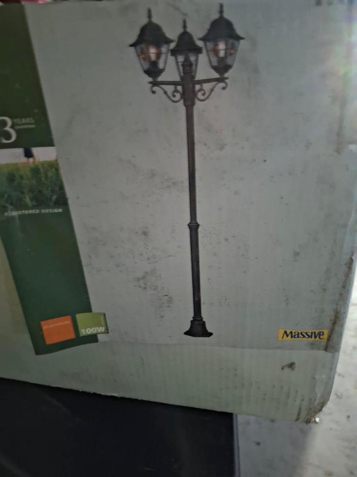 Massive klassieke buitenlamp op paal - 3 lichts, Tuin en Terras, Buitenverlichting, Nieuw, Staande lamp, 50 tot 250 watt, Netvoeding