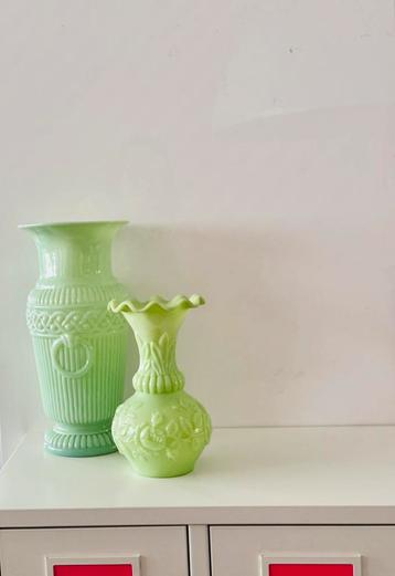 2 prachtige grote Jadeite opaline vazen. (Zeldzaam) beschikbaar voor biedingen