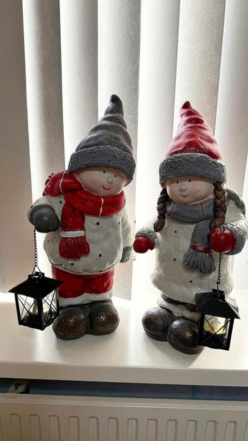 Sfeervol winterduo – jongen & meisje met lantaarn beschikbaar voor biedingen